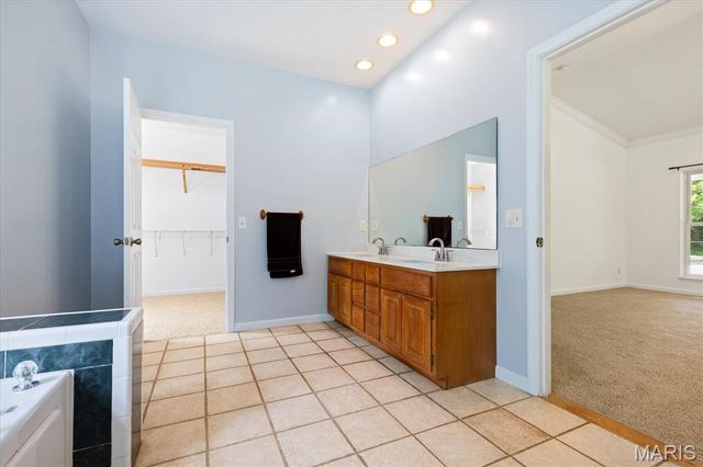 4 Hahn Estate Road, Winfield, MO 63389