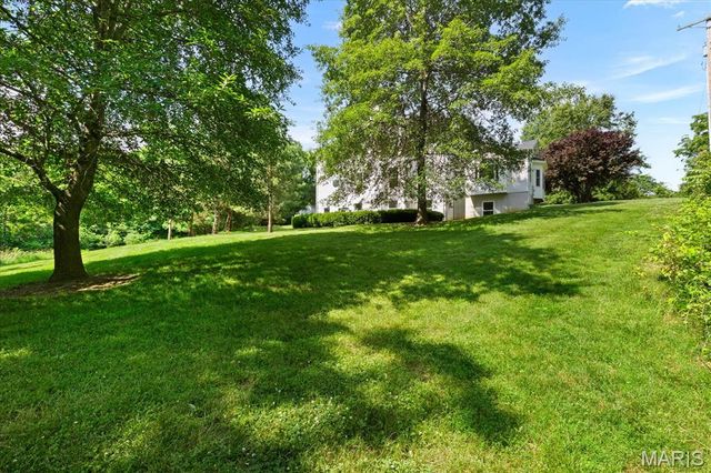 4 Hahn Estate Road, Winfield, MO 63389