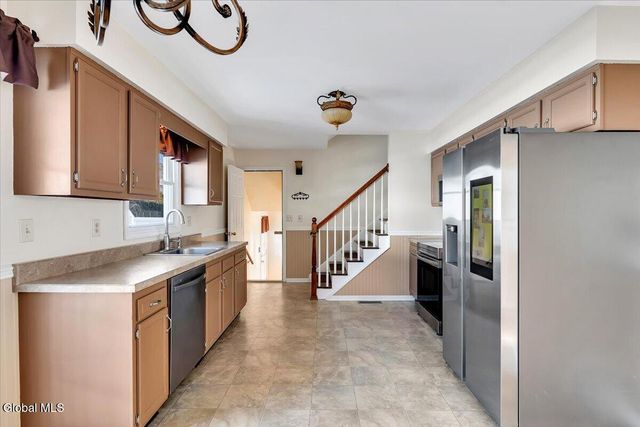 27 Lois Court, Colonie, NY 12205