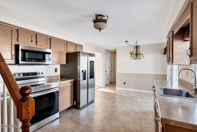 27 Lois Court, Colonie, NY 12205