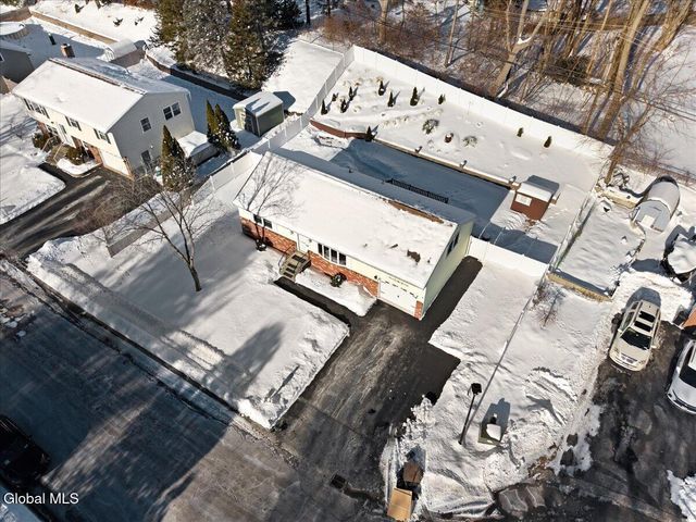 27 Lois Court, Colonie, NY 12205