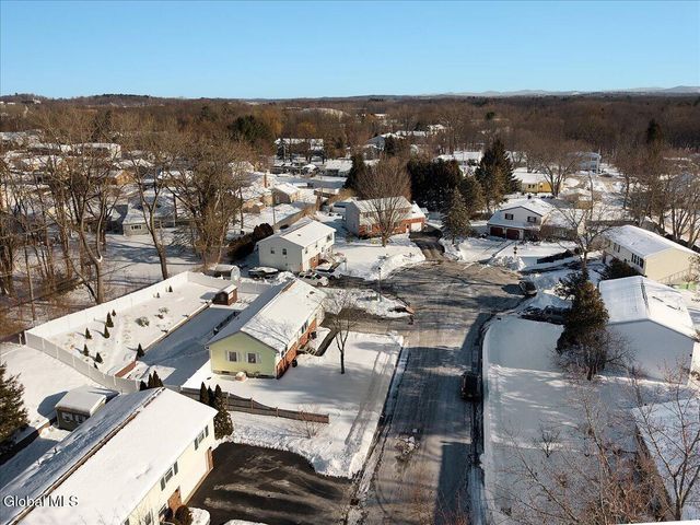 27 Lois Court, Colonie, NY 12205