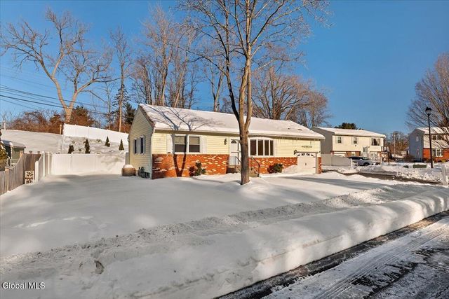 27 Lois Court, Colonie, NY 12205