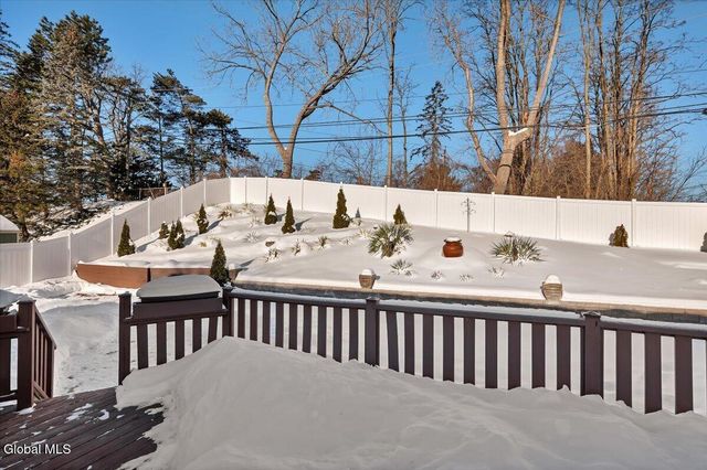 27 Lois Court, Colonie, NY 12205