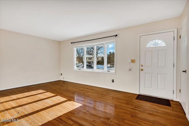 27 Lois Court, Colonie, NY 12205