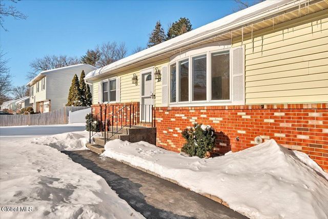 27 Lois Court, Colonie, NY 12205