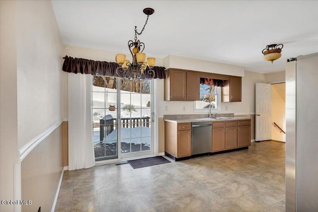 27 Lois Court, Colonie, NY 12205