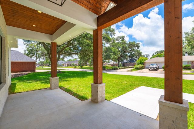 2263 Lakewood Drive, West Columbia, TX 77486