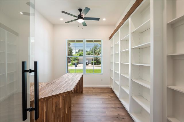 2263 Lakewood Drive, West Columbia, TX 77486