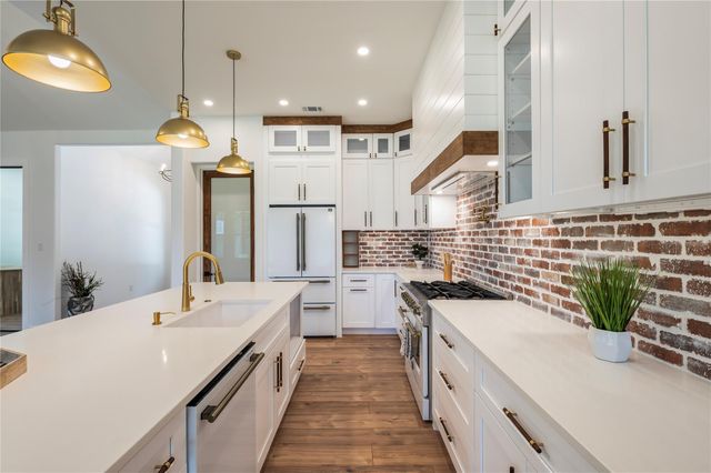 2263 Lakewood Drive, West Columbia, TX 77486