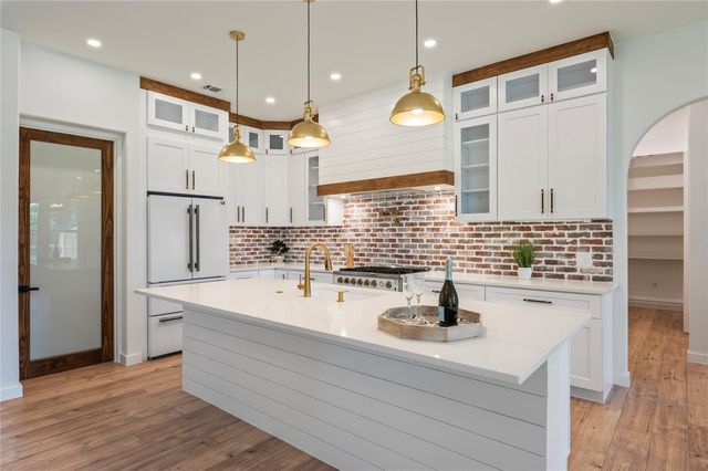 2263 Lakewood Drive, West Columbia, TX 77486