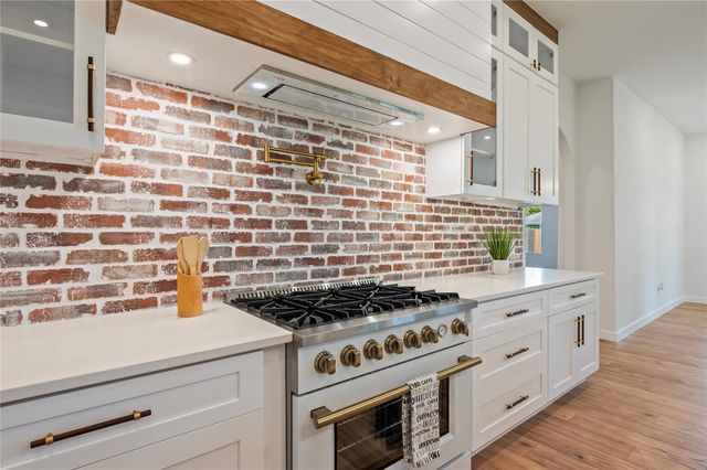 2263 Lakewood Drive, West Columbia, TX 77486