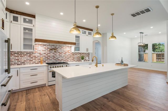 2263 Lakewood Drive, West Columbia, TX 77486