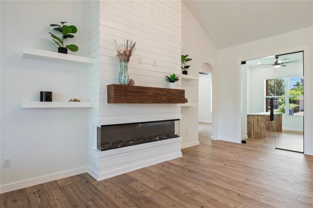 2263 Lakewood Drive, West Columbia, TX 77486