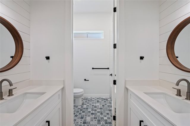 2263 Lakewood Drive, West Columbia, TX 77486