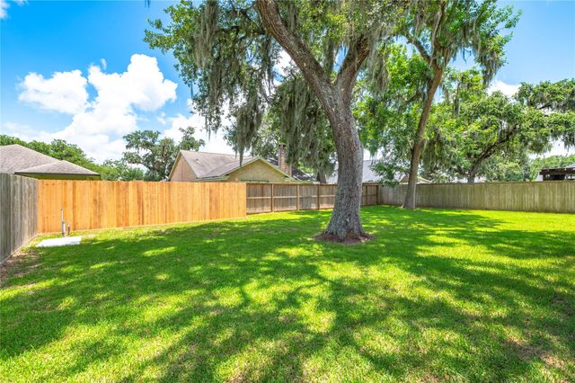 2263 Lakewood Drive, West Columbia, TX 77486