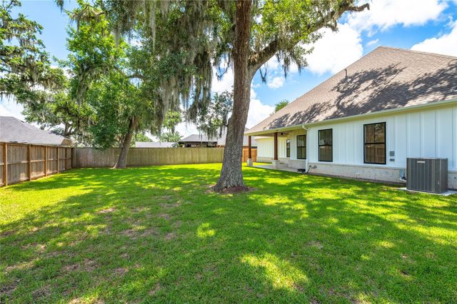 2263 Lakewood Drive, West Columbia, TX 77486