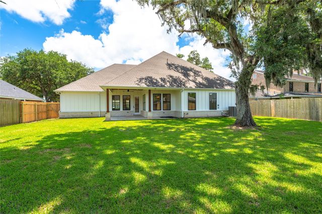 2263 Lakewood Drive, West Columbia, TX 77486