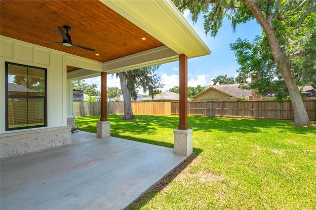 2263 Lakewood Drive, West Columbia, TX 77486