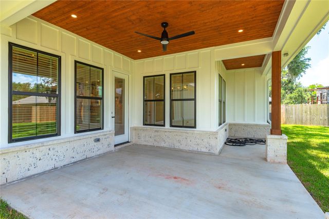 2263 Lakewood Drive, West Columbia, TX 77486