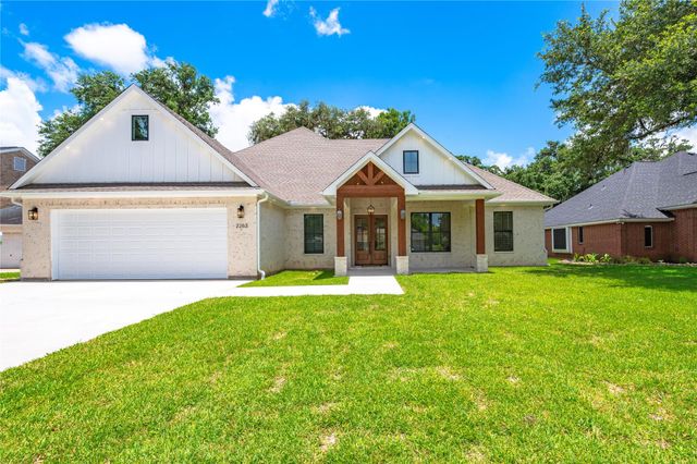 2263 Lakewood Drive, West Columbia, TX 77486