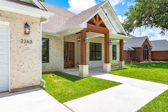 2263 Lakewood Drive, West Columbia, TX 77486