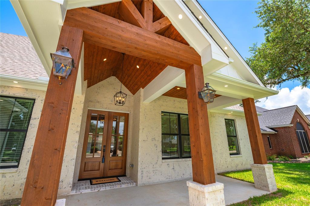 2263 Lakewood Drive, West Columbia, TX 77486