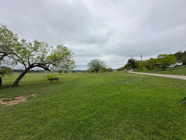 105 Singleton DR, Spicewood, TX 78669
