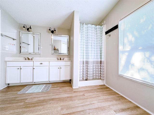 105 Singleton DR, Spicewood, TX 78669