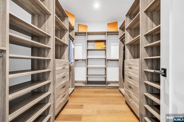 7 Skye Drive 7, Paramus, NJ 07652