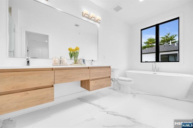 7 Skye Drive 7, Paramus, NJ 07652