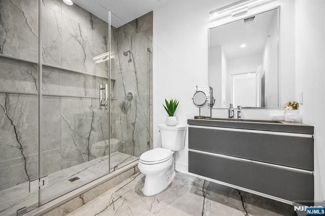 7 Skye Drive 7, Paramus, NJ 07652