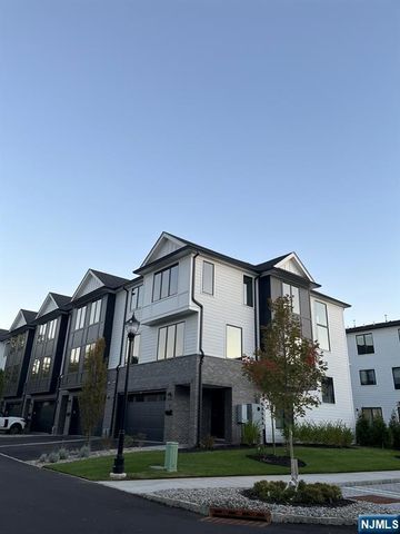 7 Skye Drive 7, Paramus, NJ 07652