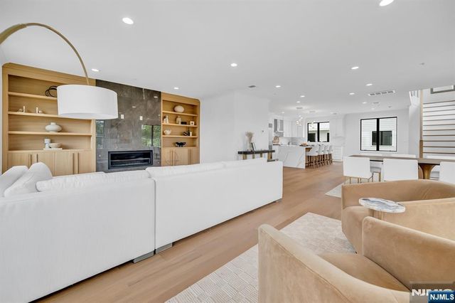 7 Skye Drive 7, Paramus, NJ 07652