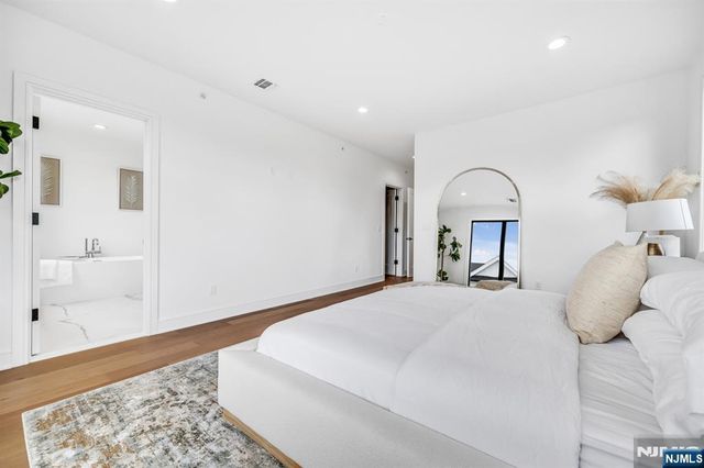 7 Skye Drive 7, Paramus, NJ 07652