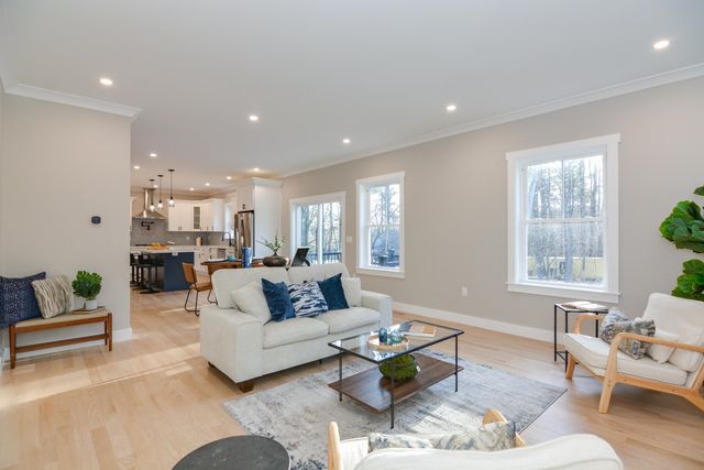 211 Hampstead Road, Derry, NH 03038