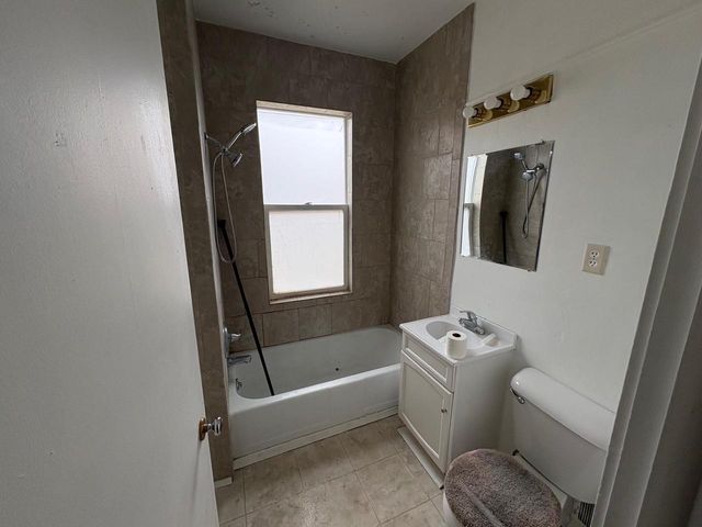 202 W IRVING AVENUE, Oshkosh, WI 54901