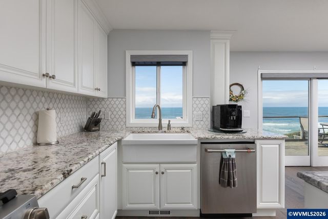 2151 NW Inlet Av, Lincoln City, OR 97367