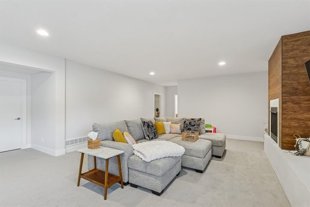 9409 Foxtail Circle, Norwalk, IA 50211