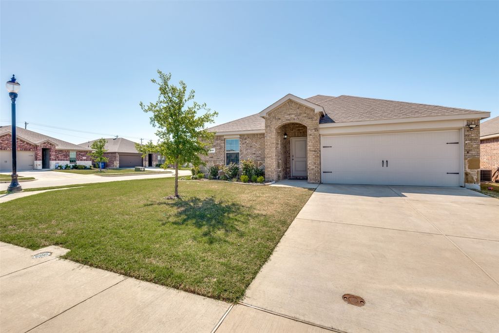 980 Fueller Drive, Aubrey, TX 76227