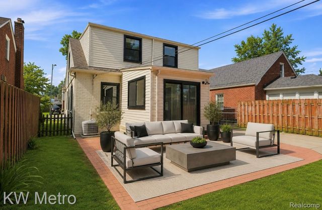 1458 Hampton Road, Grosse Pointe Woods, MI 48236
