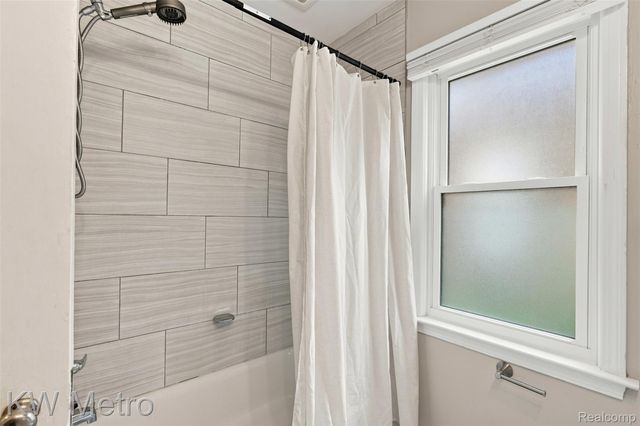 1458 Hampton Road, Grosse Pointe Woods, MI 48236