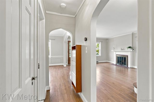 1458 Hampton Road, Grosse Pointe Woods, MI 48236