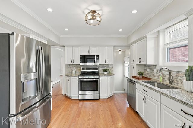 1458 Hampton Road, Grosse Pointe Woods, MI 48236