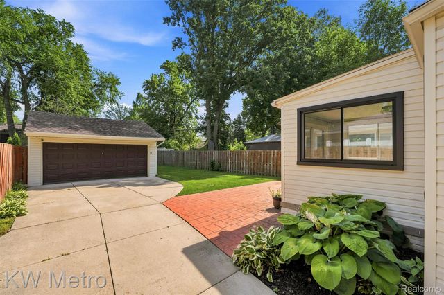 1458 Hampton Road, Grosse Pointe Woods, MI 48236