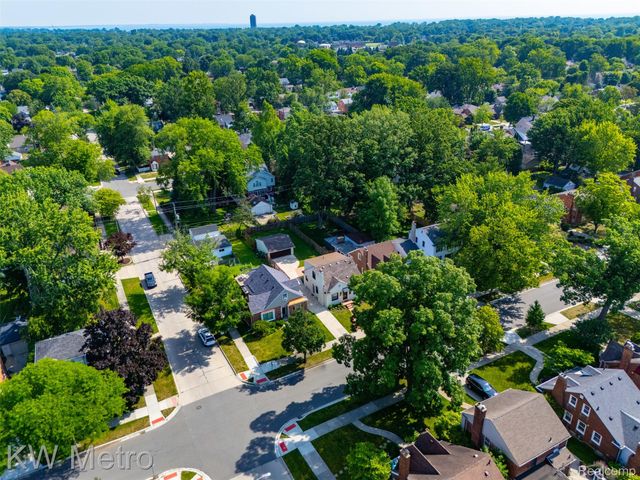1458 Hampton Road, Grosse Pointe Woods, MI 48236