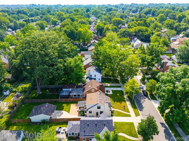 1458 Hampton Road, Grosse Pointe Woods, MI 48236