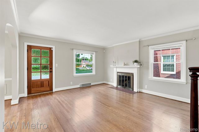 1458 Hampton Road, Grosse Pointe Woods, MI 48236