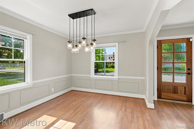 1458 Hampton Road, Grosse Pointe Woods, MI 48236