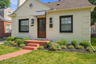 1458 Hampton Road, Grosse Pointe Woods, MI 48236